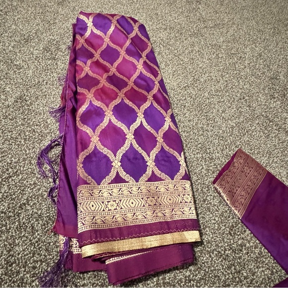 Stunning purple Banarasi silk saree - Picture 1 of 3